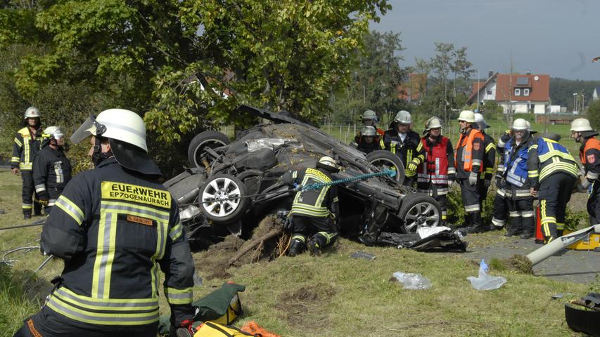 Tödlicher Unfall: Autofahrer rast bei Niederlindach gegen Baum