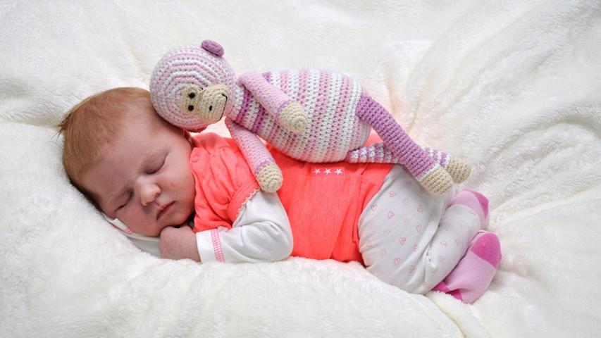 Ein kleines rosa Äffchen wacht über den Schlaf von Nele, die am 9. September im Südklinikum Nürnberg geboren wurde. Sie wog 3830 Gramm und war 53 Zentimeter groß. Träum süß!