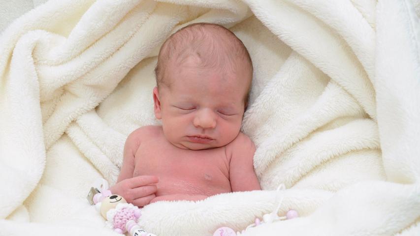 Kuschelig weich hat es die kleine Eline Laura. Am 10. September kam sie im Klinikum Hallerwiese auf die Welt, wog bei bei ihrer Geburt 2600 Gramm und war 51 Zentimeter groß.