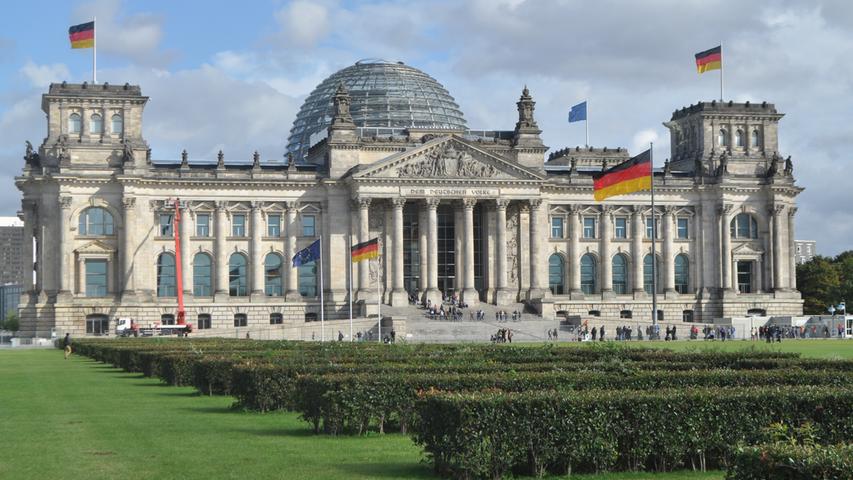 Der Bau mit der imposanten Glaskuppel ist der bekannteste des Bundestagskomplexes, vor seinem Haupteingang sammeln sich jeden Tag hunderte Besucher. Im Inneren befinden sich neben dem Plenarsaal zum Beispiel die Präsidialebene mit Büros und den Empfangsräumen des Bundestagspräsidenten sowie die Fraktionssäle.