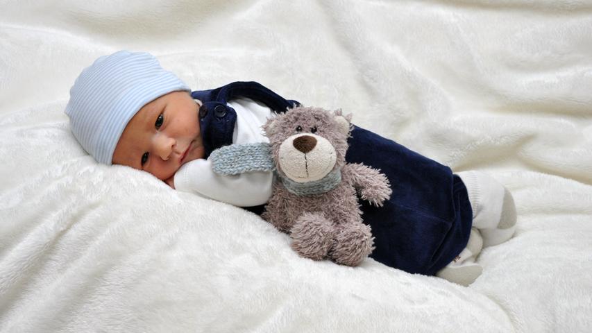 Verträumt kuschelt sich Emil in seine weiche Decke. Der kleine Mann wurde am 16. September im Südklinikum Nürnberg geboren, wog 2900 Gramm und war 49 Zentimeter groß.
