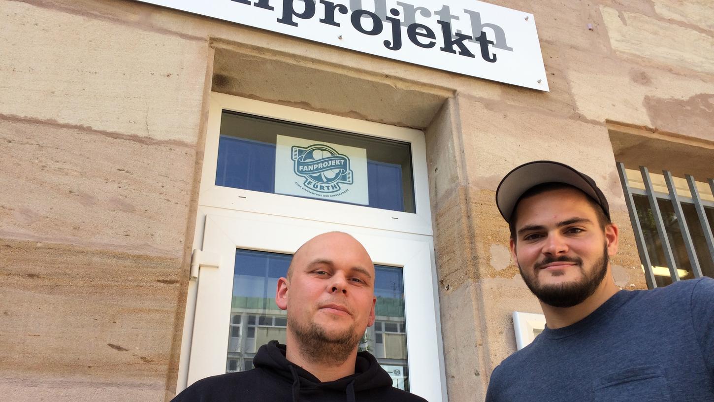 Christjan Böncker (38 Jahre) und Matthias Kosubek (28 Jahre), beides gelernte Erzieher, sind Mitarbeiter des Fanprojekts Fürth, das vor drei Jahren in der Theresienstraße 17 aus der Taufe gehoben wurde.