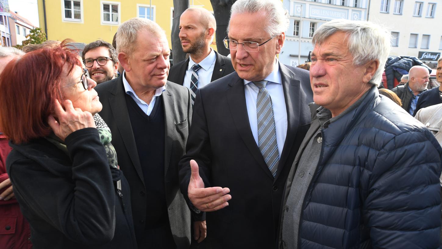 SPD-Fraktionsvorsitzende Ursula Plankermann nutzte die Chance, um mit Innenminister Herrmann noch einmal kurz über die Straßenausbaubeitragssatzung zu sprechen. Er unterstütze das Vorhaben der Neumarkter CSU und SPD, sagte der Minister.