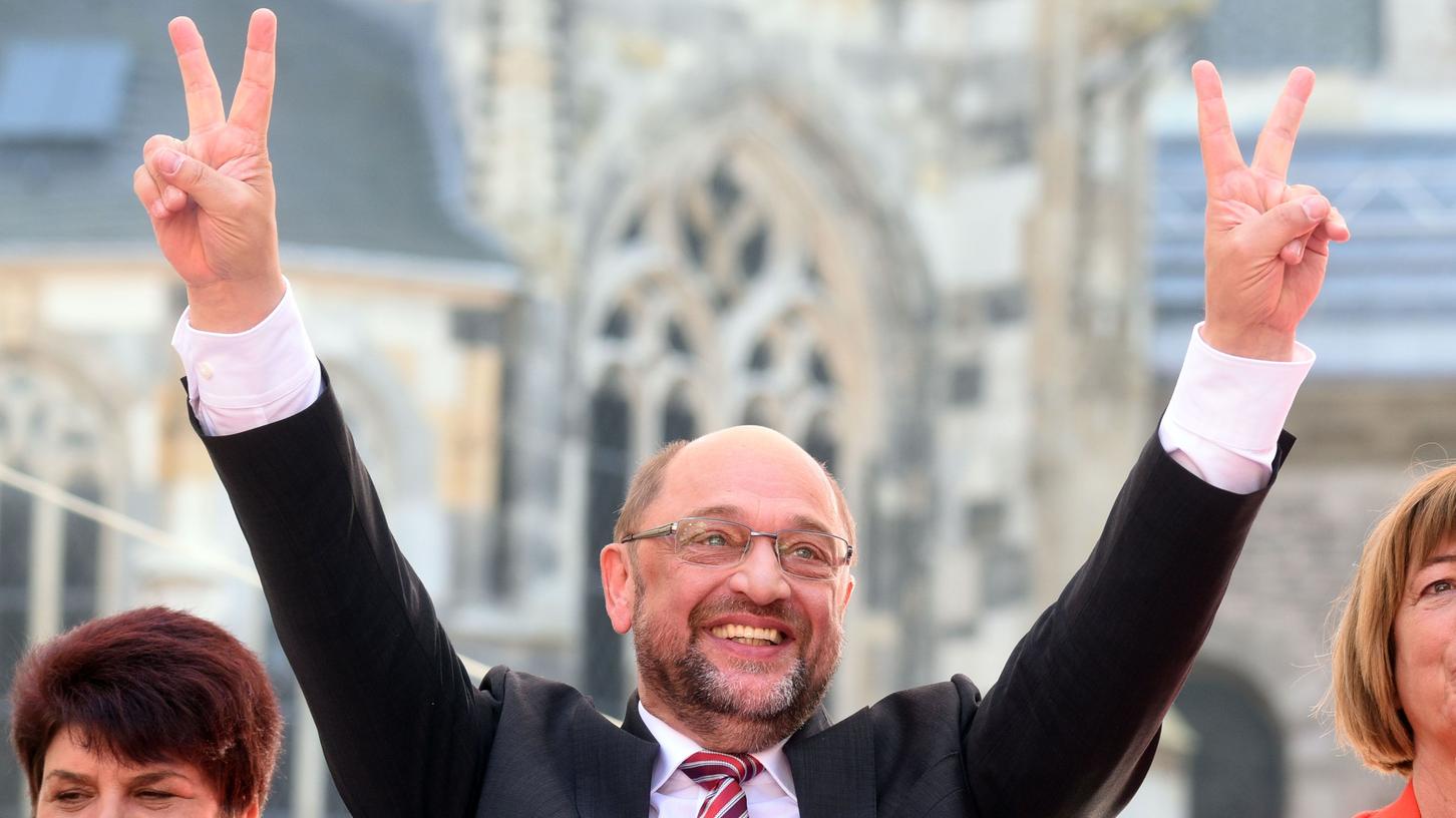 Der SPD Kanzlerkandidat Martin Schulz zeigt zwei Victoryzeichen am 23. September bei einer Wahlkampfveranstaltung in Aachen. Der SPD-Spitzenkandidat will bis zuletzt kämpfen, auch wenn ein Machtwechsel nach den letzten Umfragen alles andere als wahrscheinlich scheint.
