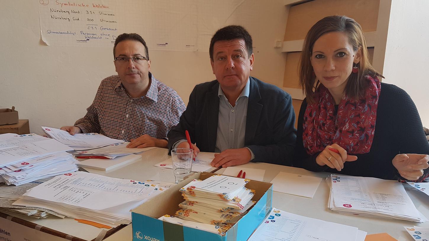 Das ist der Wahlvorstand: Laura Kolland (Citizens for Europe), Stephan Doll (DGB), Dimitrios Krikelis (Integrationsrat) (von rechts nach links).