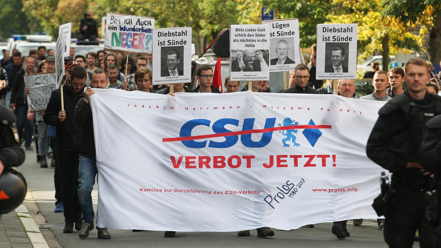 Durchaus provokant: Die Demonstranten fordertn auch ein Verbot der CSU.