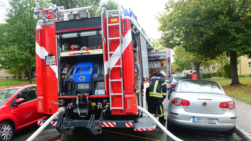Wohnungsbrand in Erlangen: Feuerwehr rückt mit Atemschutz an 