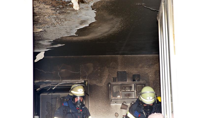 Wohnungsbrand in Erlangen: Feuerwehr rückt mit Atemschutz an 