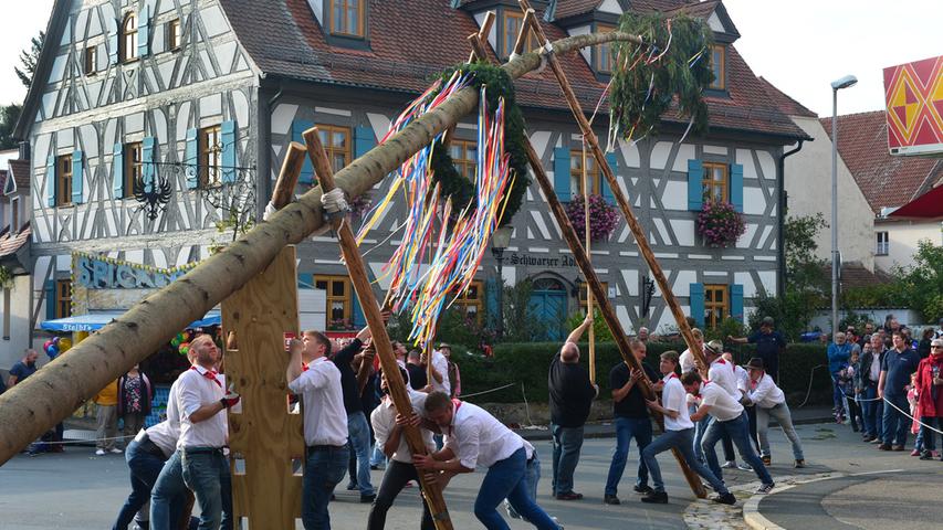 Feierstimmung in Frauenaurach: Der Kirchweihbaum steht!
