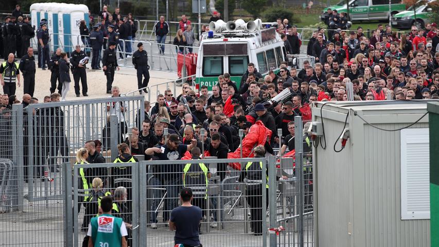 Mit Polizeigeleit zum Ronhof: Club-Fans marschieren durch Fürth
