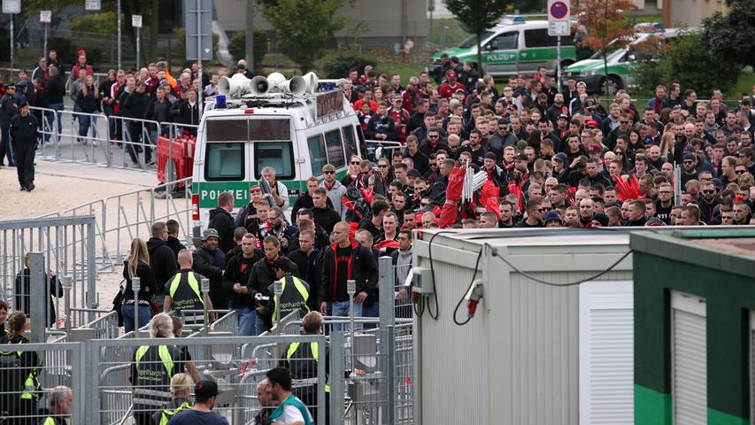 Mit Polizeigeleit zum Ronhof: Club-Fans marschieren durch Fürth
