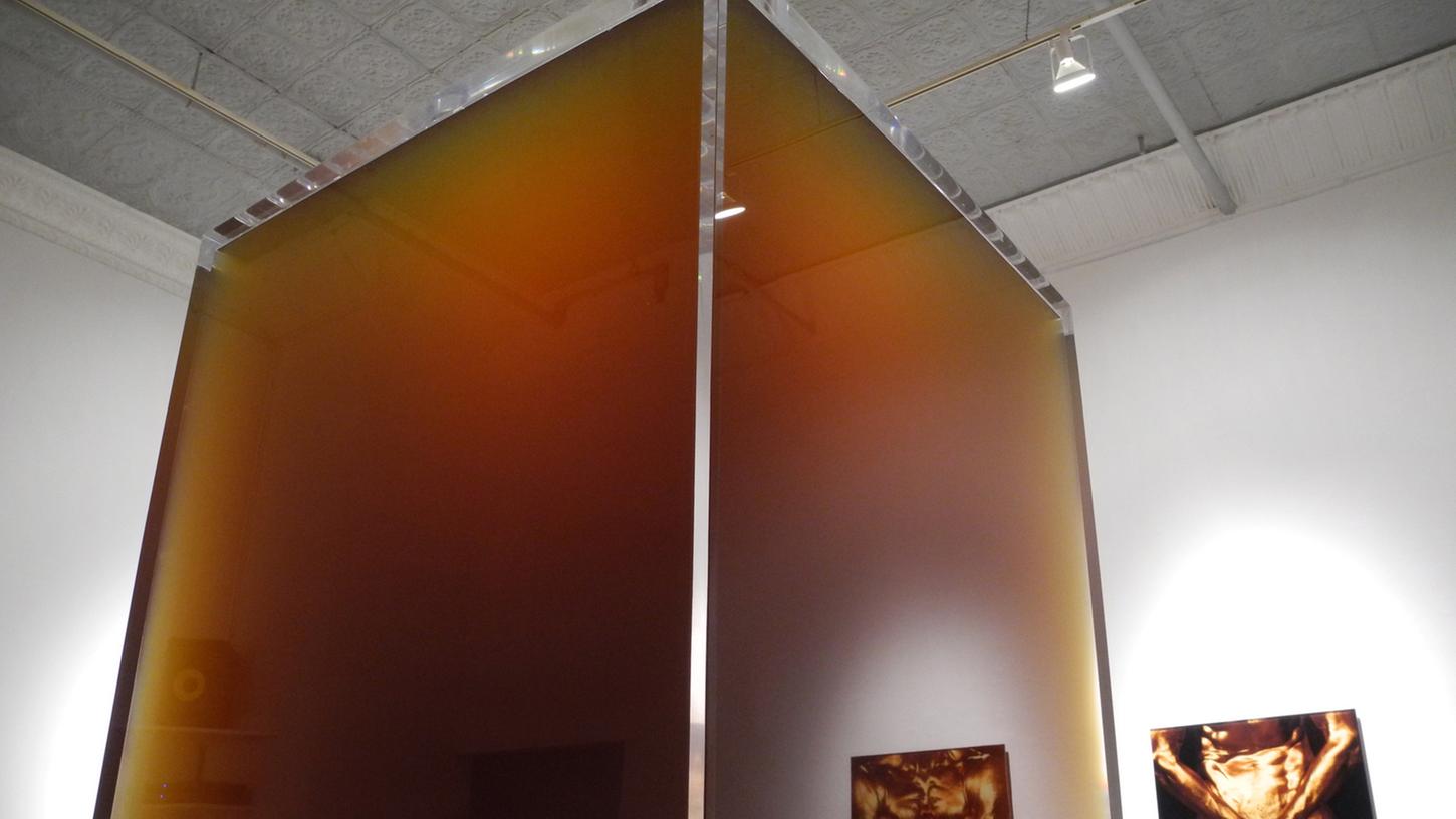 Die Installation "Pissed" vom Künstler Cassils steht in der Ausstellung Monumental in der Feldman Gallery in New York.