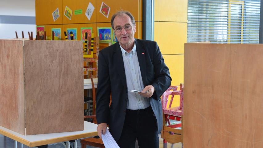 Linken-Bundestagskandidat Anton Salzbrunn im Wahllokal.