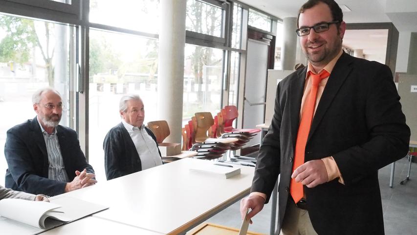 Christian Enz, Direktkandidat der Freien Wähler, gibt seine Stimme in Höchstadt an der Aisch ab.