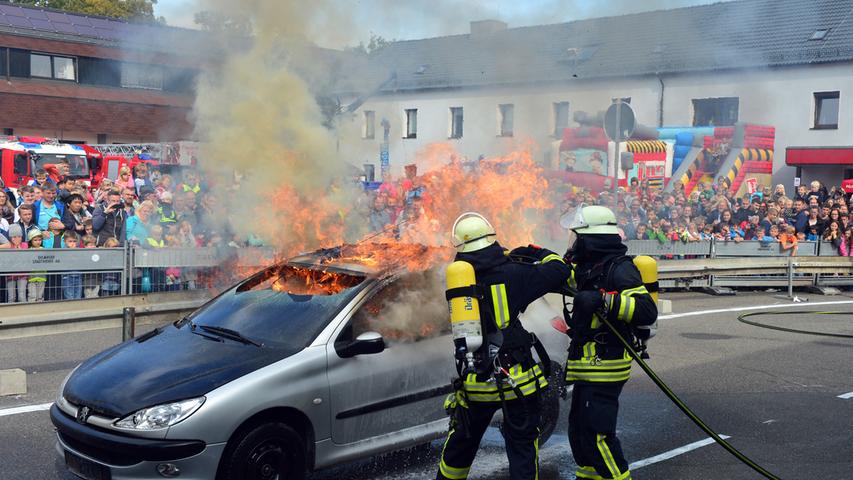 Flammenshow in Erlangen: Spektakuläre Vorführungen der Feuerwehr