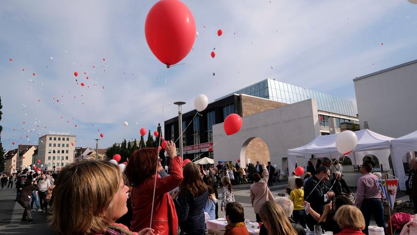 Die Friedenstafel: Maly, Luftballons und großer Andrang