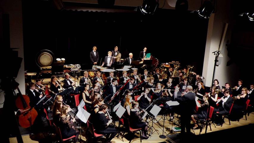 Zahlreiche begeisterte Zuhörer ließen sich von Auswahlorchester des Nordbayerischen Musikbundes bei einer Matinee auf den Herbst-Fest-Tag einstimmen.