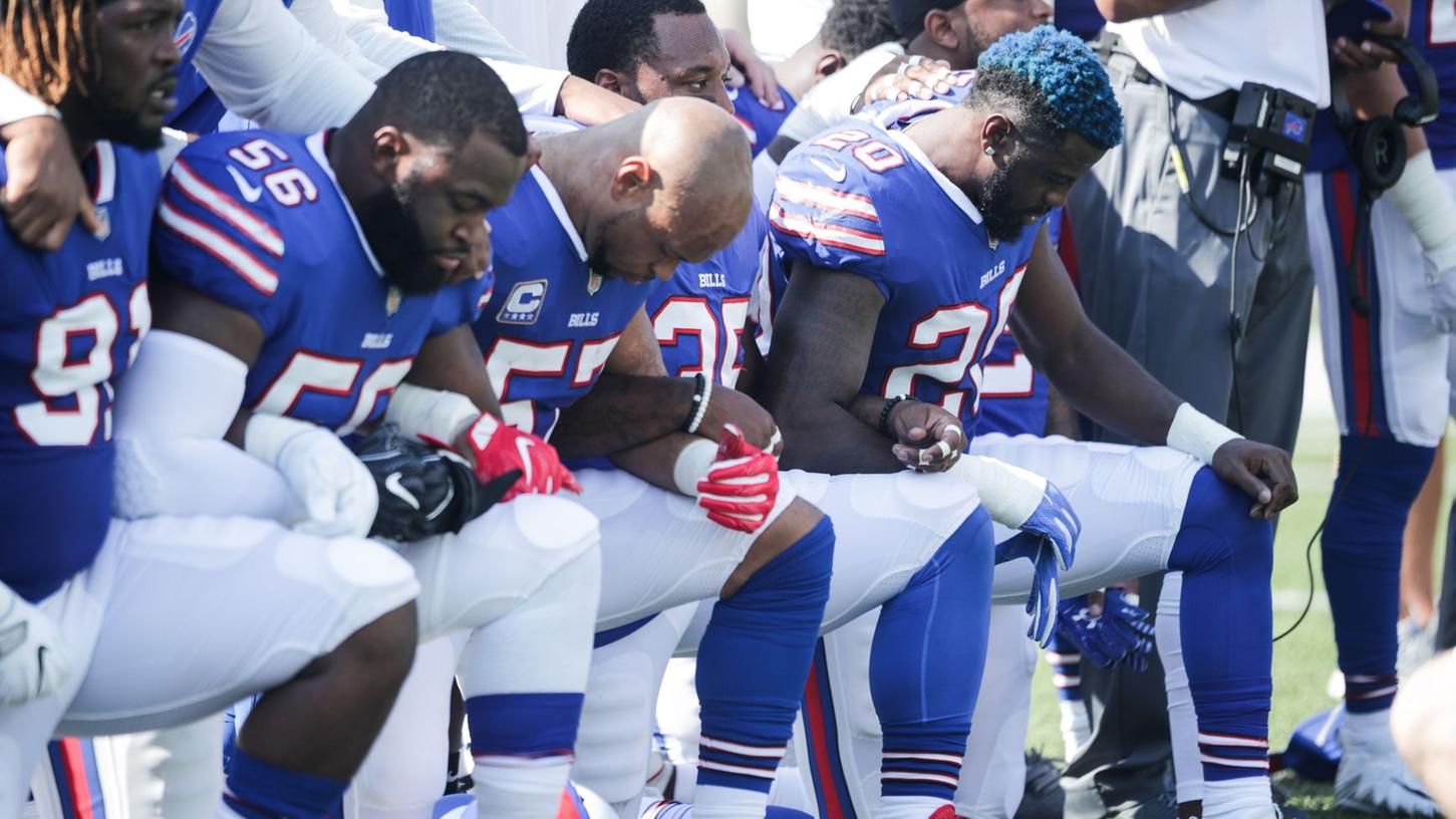 Gemeinsamer Protest bei den Buffalo Bills: Die Football-Cracks knieten während der US-Nationalhymne.