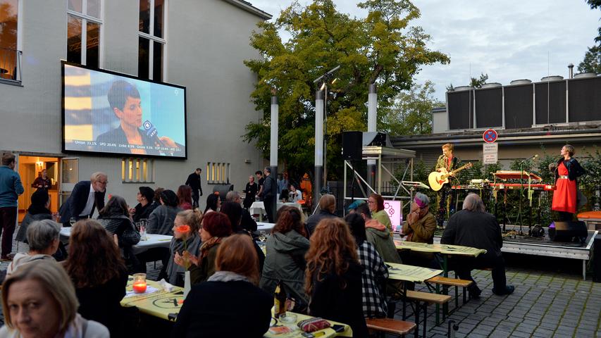 Party am Theater, Tristesse bei der SPD: Der Wahl-Abend in Erlangen