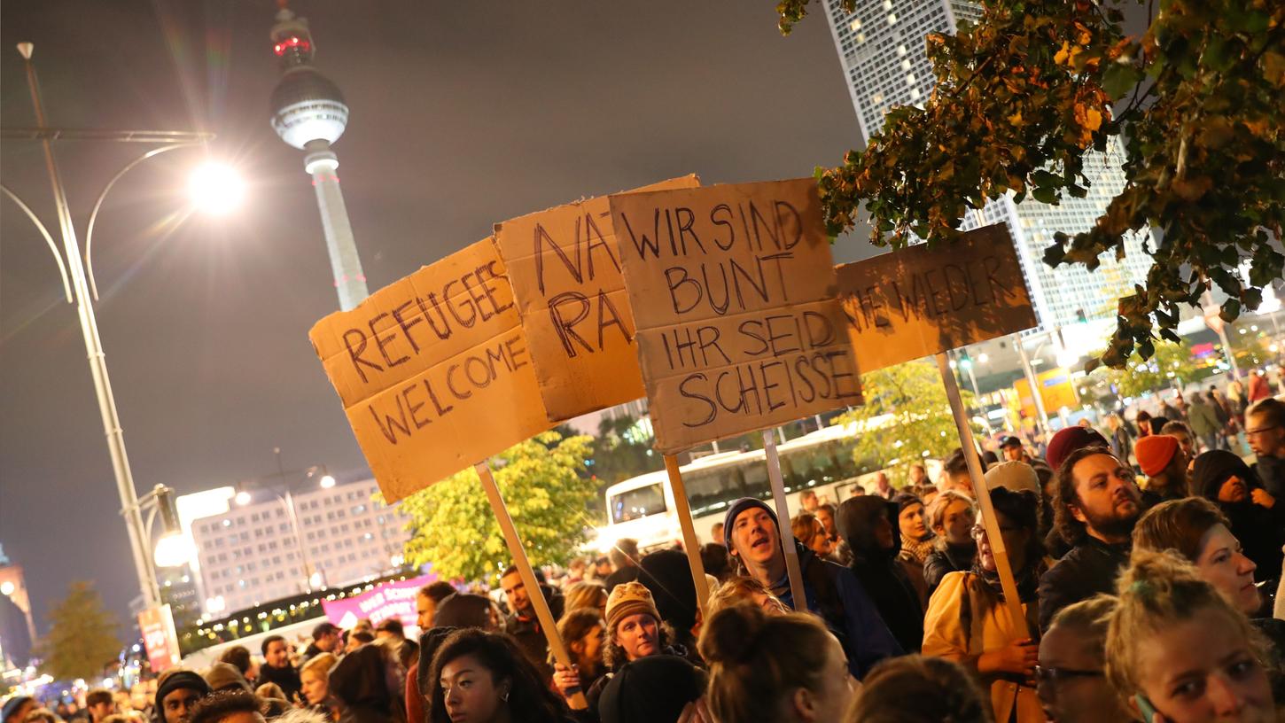 Demonstranten protestieren vor dem Gebäude, in dem die Wahlparty der Partei Alternative für Deutschland (AfD) in Berlin stattfindet.