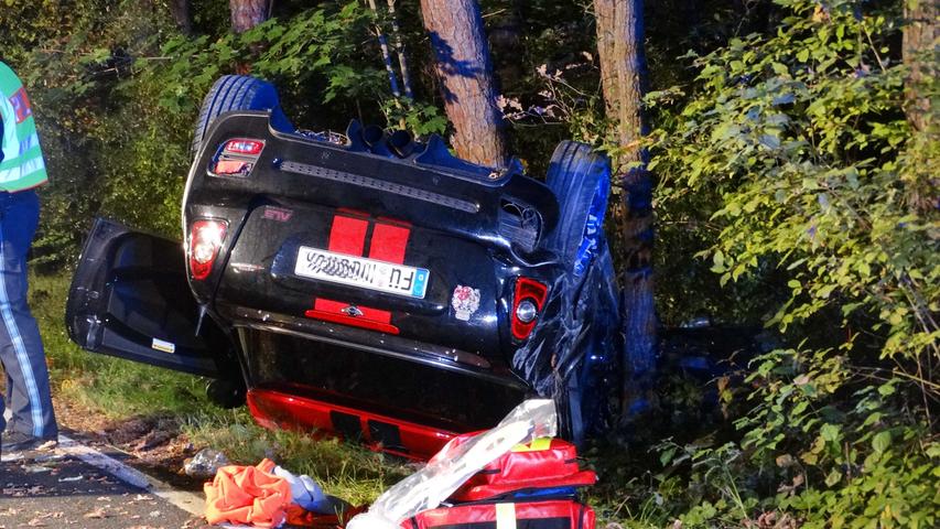  Unfall im Landkreis Fürth: Mini landet auf dem Dach