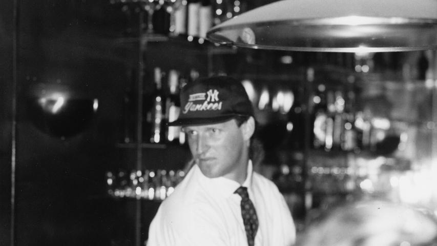 In den 90ern muss dieses Foto entstanden sein. Wer der Bar-Mann wohl ist?