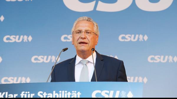 Bayerns Innenminister Joachim Herrmann hält dagegen, dass die Polizei auf den technischen Fortschritt reagieren müsse. Mobiltelefone und Computer speichern heute ihre Daten zunehmend in einer Cloud; auf sie aber darf die Polizei nach der geltenden Rechtslage nicht zugreifen. Herrmann verteidigte auch den Begriff der "drohenden Gefahr": "Ein frühzeitiges konsequentes Handeln kann zur Gefahrenabwehr notwendig sein." Wer etwas anderes behaupte, rede "groben Unfug".
