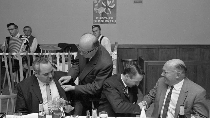 Die Nürnberg-Fürther Städtefreundschaft wurde am Biertisch bekräftigt. Das Versöhnungsfest aus dem Jahr 1965 erlebte eine Neuauflage auf der Fürther Michaelis-Kirchweih 1966. Die Nürnberger revanchierten sich und hefteten kleine Trichter an die Revers der Fürther Kollegen.