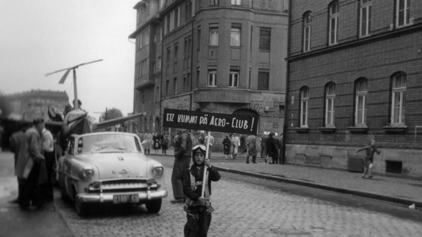 Der Aero Club Fürth nahm in den 50er Jahren am Kirchweihzug teil, wie der Junge mit dem Schild verrät