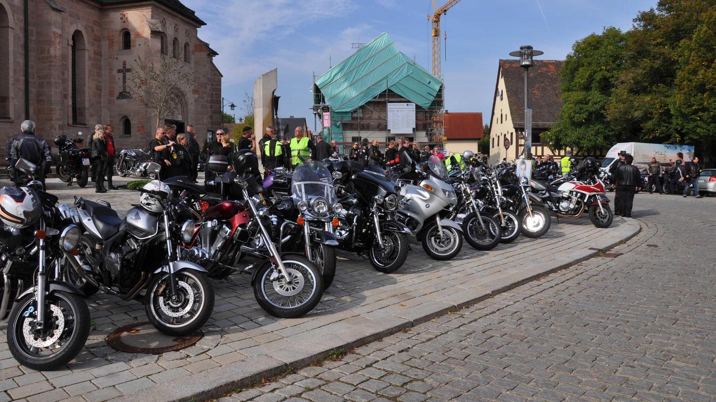Rund 150 Motorradfahrer  parkten mit ihren Maschinen eindrucksvoll zwischen der evangelischen und katholischen Kirche.
