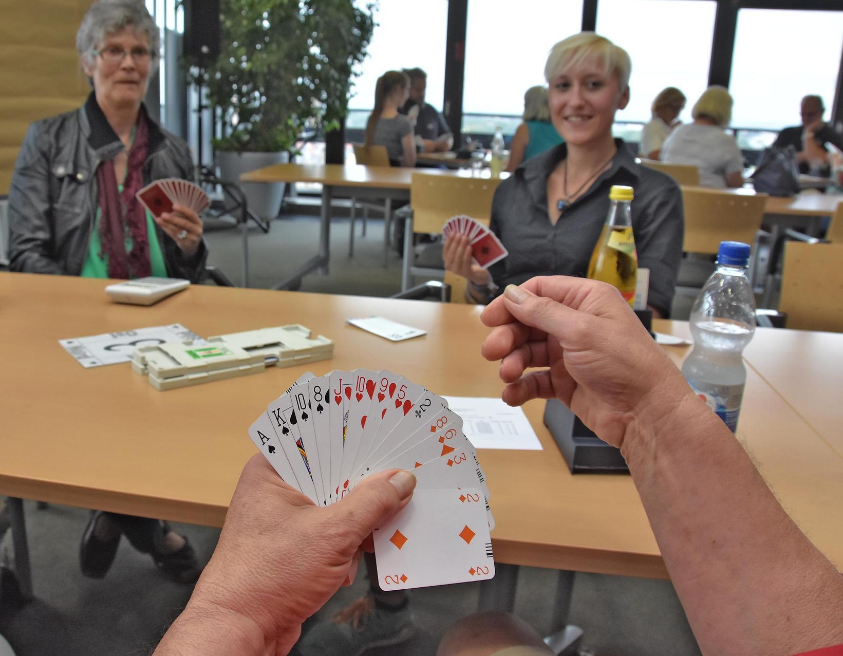 Das Kartenspiel Bridge erobert Fürth
