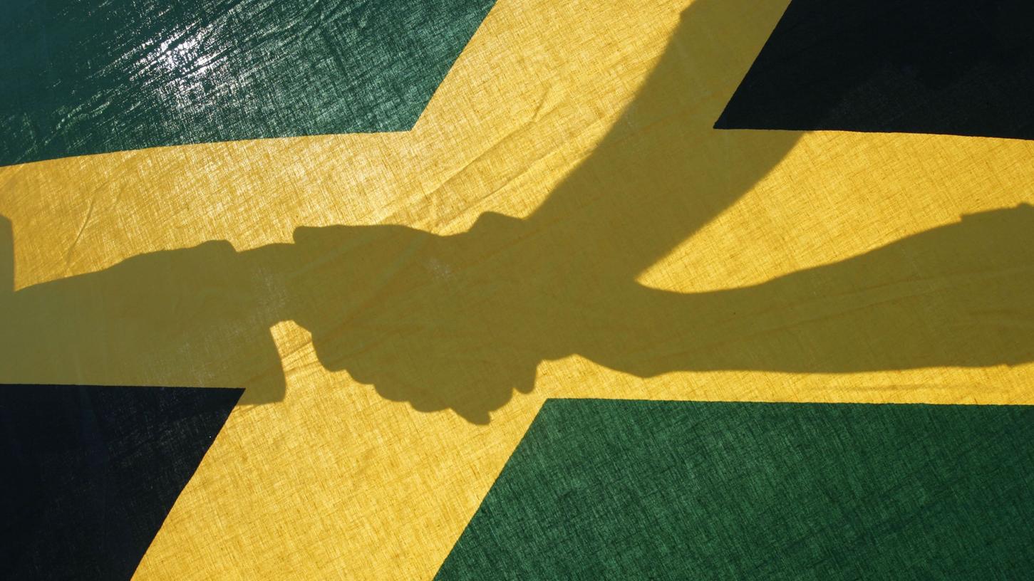 CDU-Generalsekretär Peter Tauber rief Union, FDP und Grüne auf, sich in den Jamaika-Gesprächen zusammenzuraufen und so ein Signal des Zusammenhalts in die Gesellschaft zu senden.