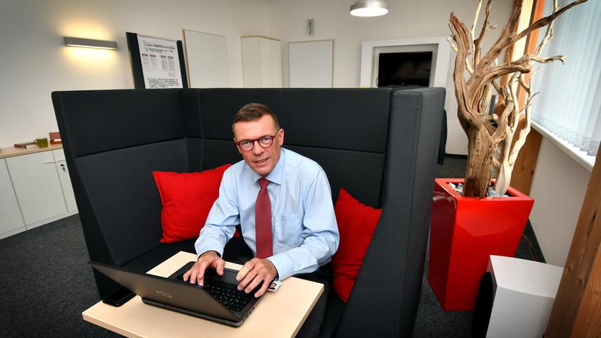 Ralf Holtzwart , Chef der Regionaldirektion Bayern der Bundesagentur für Arbeit , hat sein Büro modernisiert. Anstelle eines großes Schreibtischs wie in früheren Zeiten arbeitet er lieber auf dem Sofa an einem Laptop. Im vorderen Teil des Büros in Langwasser bietet ein großer Tisch mit Hockern Platz für Besprechungen.