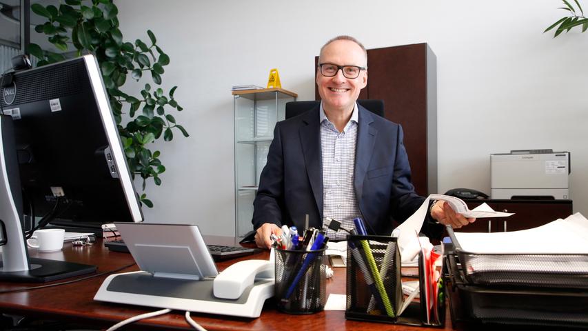 Seit Juli 2014 ist Christian Müller als Chief Financial Officer in der Geschäftsführung der Semikron-Gruppe tätig. Ein roter Teppich, ein edler Schreibtisch und mehrere Pflanzen bestimmen sein Büro.