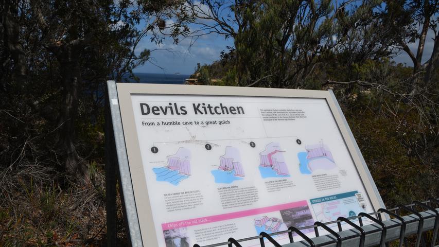 Zwischen der Hauptstadt Hobart und der Gefängnisinsel Port Arthur gibt es die "Devils Kitchen" - eine seltene Felsformationen, an der sich die Wellen des Meeres eindrucksvoll brechen. Fast wie in einem Kochtopf...