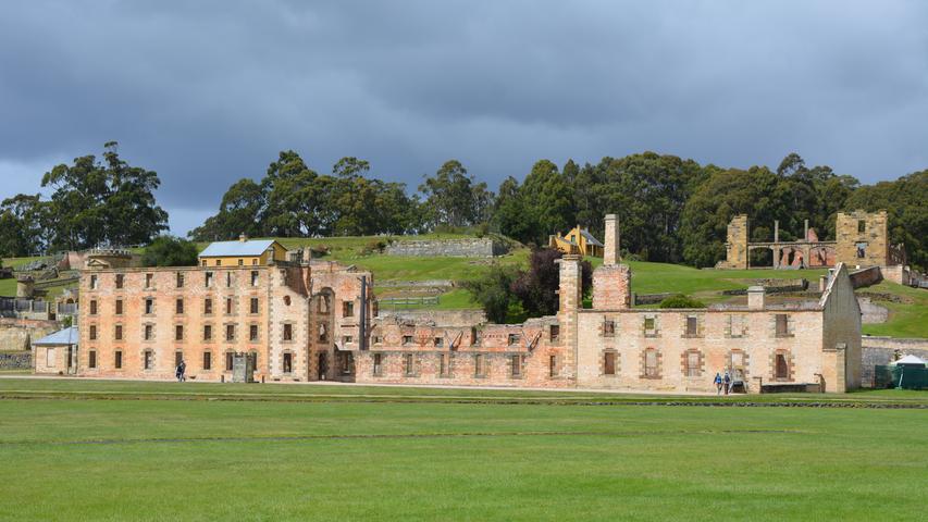 Die Gefängnishalbinsel Port Arthur ist eine der beliebtesten Attraktionen Tasmaniens. Seit sieben Jahren ist das ehemalige Gefängis in der Uneseco-Welterbeliste. Traurige Berühmtheit erlangte der Ort 1996. Bei einem Massaker starben 35 Menschen.