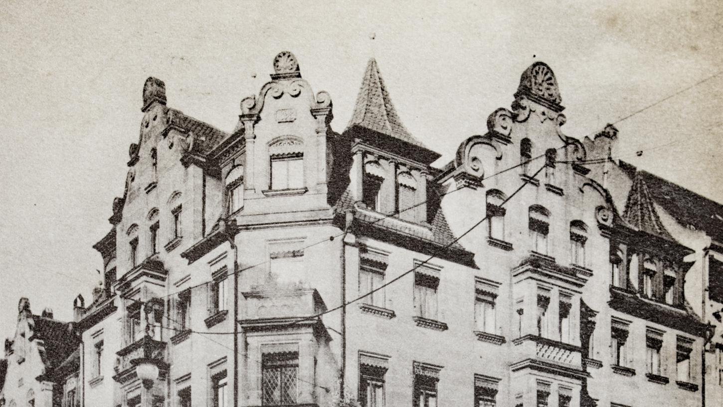 Jakob Kerzinger ließ 1912 die Architektur seines Kaffeehauses für sich sprechen. Wer konnte dem Charme des malerischen Eckhauses im Nürnberger Stil schon widerstehen?