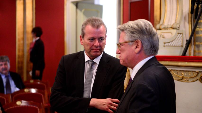 Bundespräsident Joachim Gauck nutzt die Verleihung des Ludwig-Erhard-Preises, um sich auch das Geburtshaus des Vaters des deutschen Wirtschaftswunders anzuschauen. Hier Nürnbergs OB Uli Maly mit Peter Kurz.