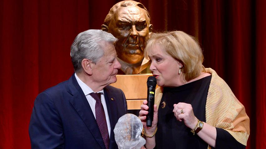 Bundespräsident Joachim Gauck nutzt die Verleihung des Ludwig-Erhard-Preises, um sich auch das Geburtshaus des Vaters des deutschen Wirtschaftswunders anzuschauen.