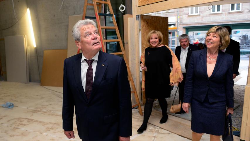 Der frühere Bundespräsident Joachim Gauck nutzt die Verleihung des Ludwig-Erhard-Preises, um sich auch das Geburtshaus des Vaters des deutschen Wirtschaftswunders anzuschauen. Blick in den Neubau des Ludwig-Erhard-Zentrums hinterm Fürther Rathaus.