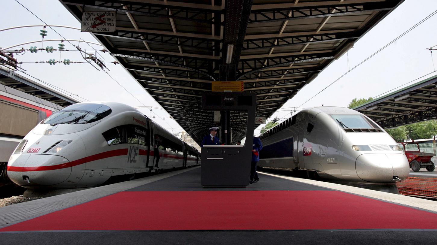 Ein ICE Seite an Seite mit einem TGV: Der Elektrokonzern Siemens hat sich auf die Zusammenlegung seines Zuggeschäftes mit dem französischen Konkurrenten Alstom geeinigt.