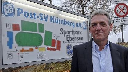 Geschäftsführer Martin Maske (links) hatte keinen leichten Start beim Post-SV, denn am Ebensee ist nicht nur der Rasenplatz für bestimmte Personen gesperrt. Geschäftsführer Martin Maske (links) hatte keinen leichten Start beim Post-SV, denn am Ebensee ist nicht nur der Rasenplatz für bestimmte Personen gesperrt.