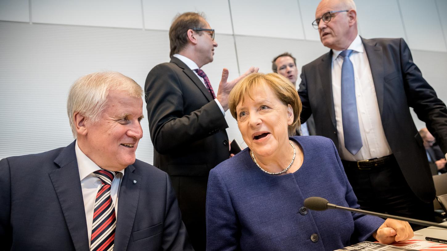 CSU-Chef horst Seehofer kann sich jetzt erst einmal auf die Koalitionsgespräche nach der Bundestagswahl in Berlin konzentrieren: Die Rücktrittsforderungen wurden auf den CSU-Parteitag im November verschoben.