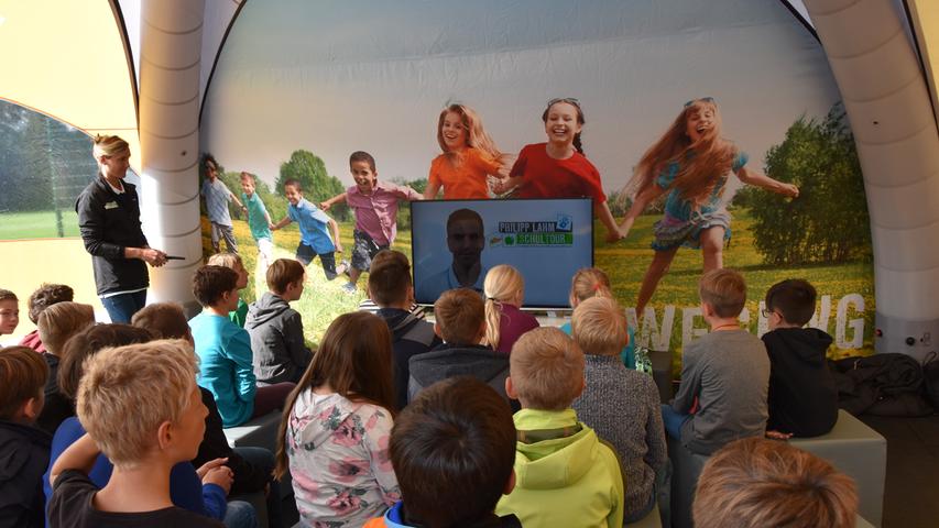 Der Fußballstar Philipp Lahm begrüßte die Kinder in einer Videobotschaft.