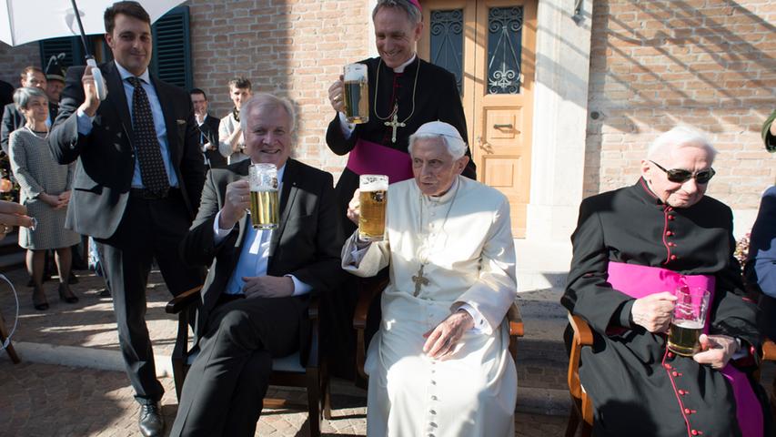 Bayerns Ministerpräsident Horst Seehofer feierte mit dem emeritierten Papst Benedikt XVI. am 17. April 2017 dessen 90. Geburtstag. Vor dem Kloster Mater Ecclesiae in den Vatikanischen Gärten im Vatikan gab es zur Feier des Tages Bier und Brezen.