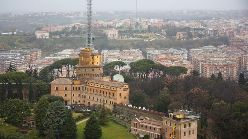 Das Foto zeigt das Kloster Mater Ecclesiae und das größere Gebäude von Radio Vatikan (links). Papst Benedikt XVI. lebt seit seinem Rückzug als Joseph Ratzinger im Mater Ecclesiae.
