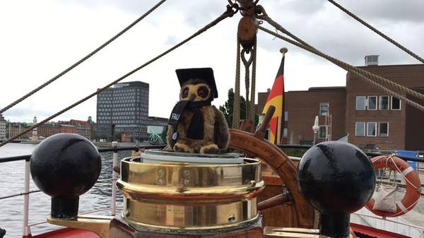 ... dass die FAU Erlangen-Nürnberg eine Eule als Maskottchen hat, die auch schon bei "Science Sets Sail" auf hoher See mit dabei war?