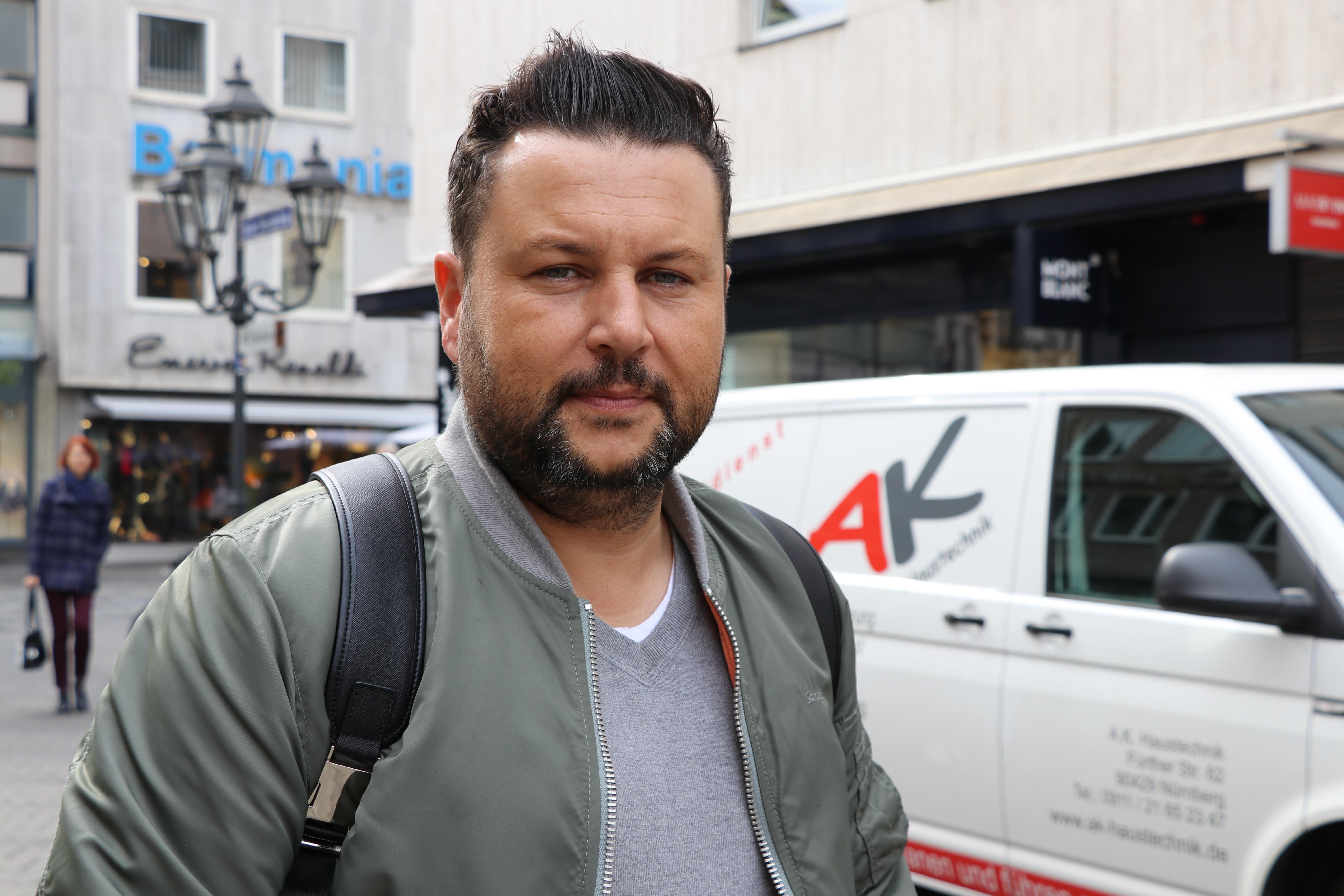 "Das Thema Tierversuche ist ein relativ komplexes Thema. Grundsätzlich muss ich sagen: Da bin ich absolut dagegen. Nicht nur als Hundebesitzer, sondern grundsätzlich als Tierfreund. Allerdings gibt es sicher auch ein, zwei, drei Gebiete, wo es tatsächlich Sinn macht: Wenn es wirklich darum geht, Menschenleben zu retten. Gar nicht akzeptieren kann ich alles, was mit Kosmetik oder sonstigen Sachen zu tun hat. Grundsätzlich wäre es mir lieber, wenn man ohne auskommt."