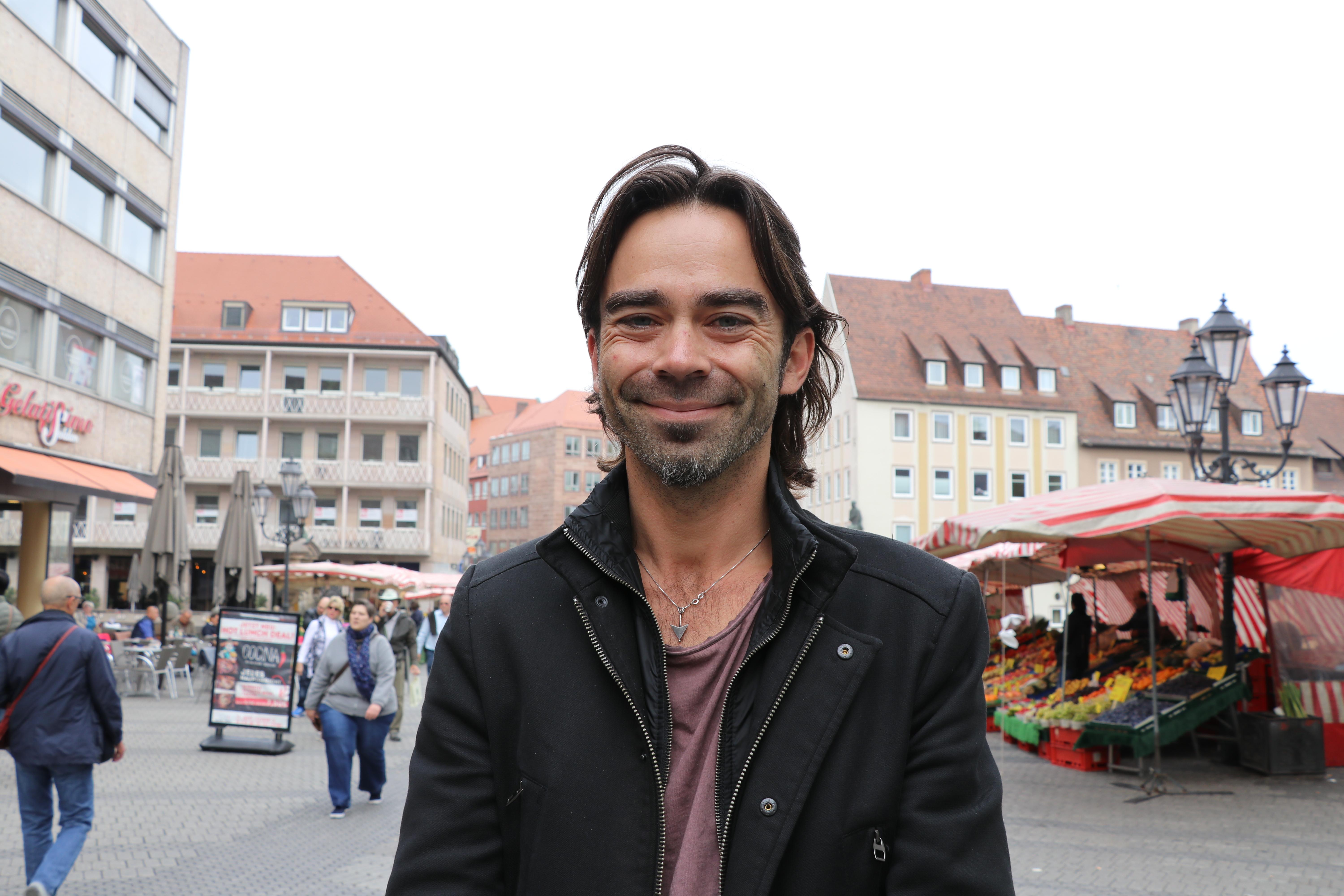 "Ich habe mitbekommen, dass im Nordklinikum jetzt diese Tierversuche starten sollen, und meiner Meinung nach ist es, gerade 2017 und wie wir die ganze Pharmaindustrie kennen, besser, lieber langsamer zu Resultaten zu kommen, als jetzt mit Tierversuchen zu schnellen Resultaten und schnellen Profiten zu kommen. Zeit lassen: Wir haben genügend Möglichkeiten."