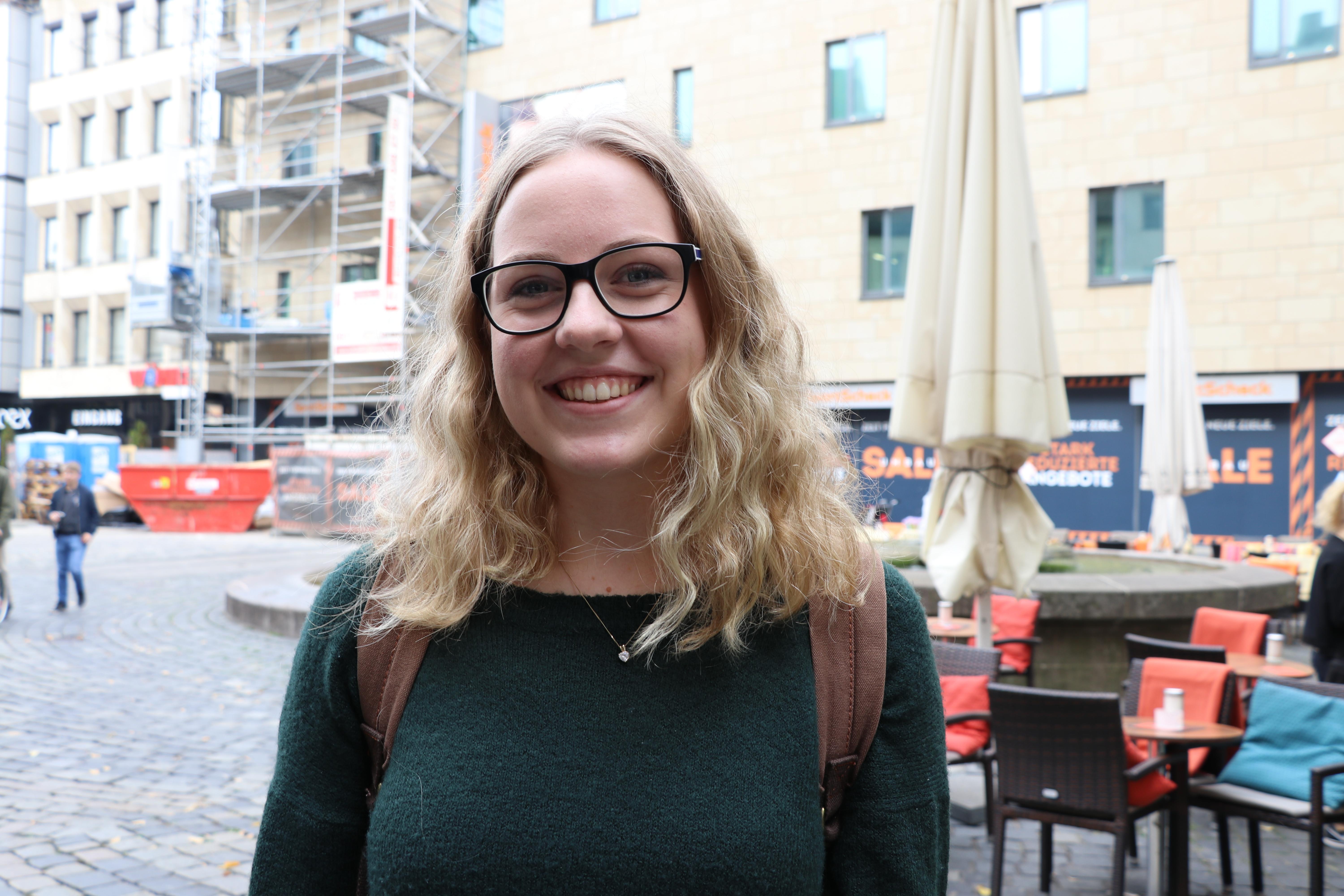 "Ich bin allgemein gegen Tierversuche, weil ich finde, dass die Tiere da einfach zu sehr gequält werden und es auch andere Möglichkeiten gäbe, die Medikamente zu testen. Zum Beispiel könnte man sie auch einfach an Menschen ausprobieren, weil es ja häufig auch so ist, dass sie bei Menschen eine ganz andere Wirkung haben als bei Tieren und man das gar nicht so wirklich vergleichen kann."